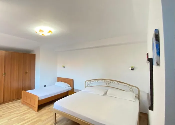 Pensión Apartamente&dhoma Me Qera Ditore