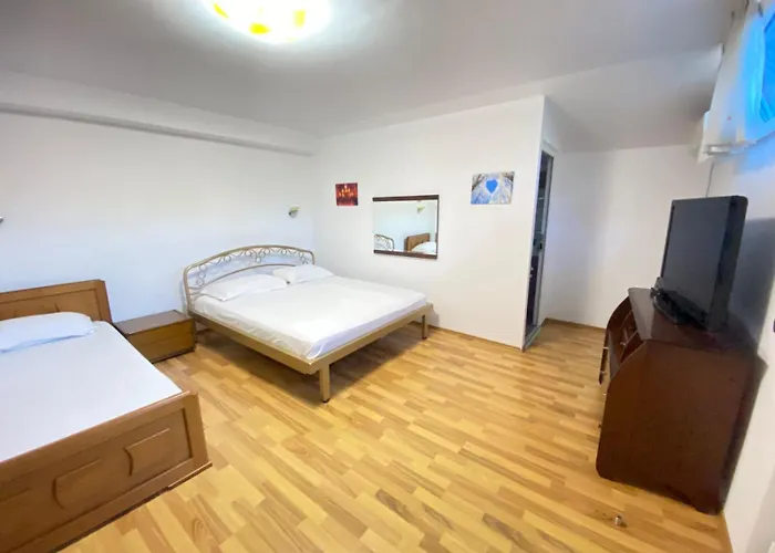 Pensión Apartamente&dhoma Me Qera Ditore